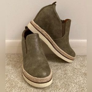 Böhme Toni Sneaker Wedge in Olive Size 7